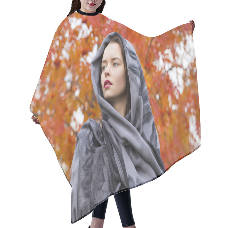 Personality  Beauty Woman In The National Patterned Shawl Hair Cutting Cape