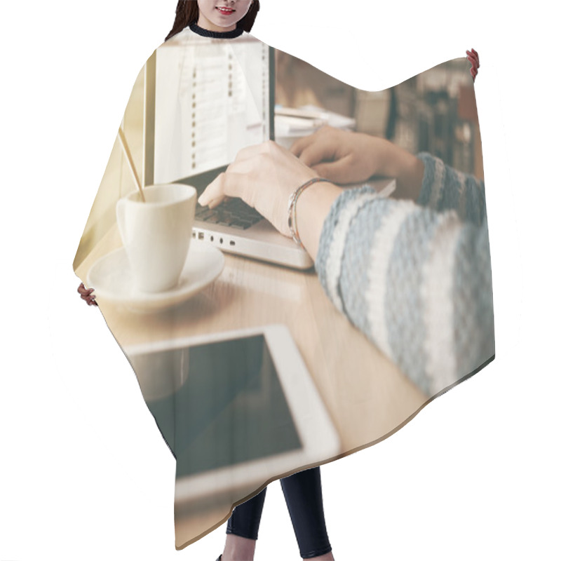 Personality  Woman Using A Laptop Hair Cutting Cape