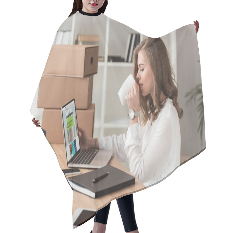 Personality  Side View Of Businesswoman Drinking Coffee While Working On Laptop At Table Hair Cutting Cape