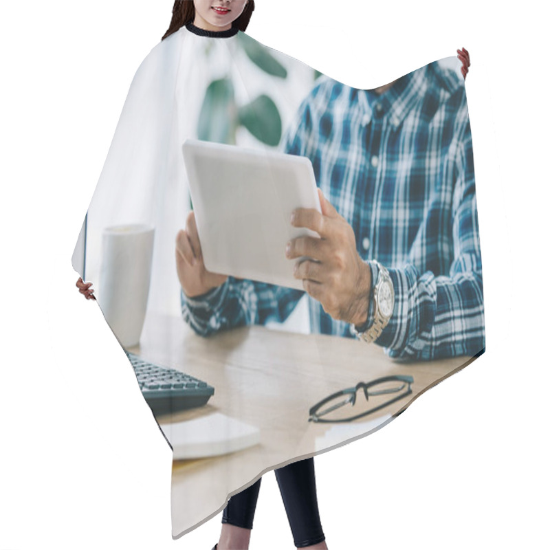 Personality  Cropped Shot Of Bearded Young Seo Using Tablet At Workplace Hair Cutting Cape