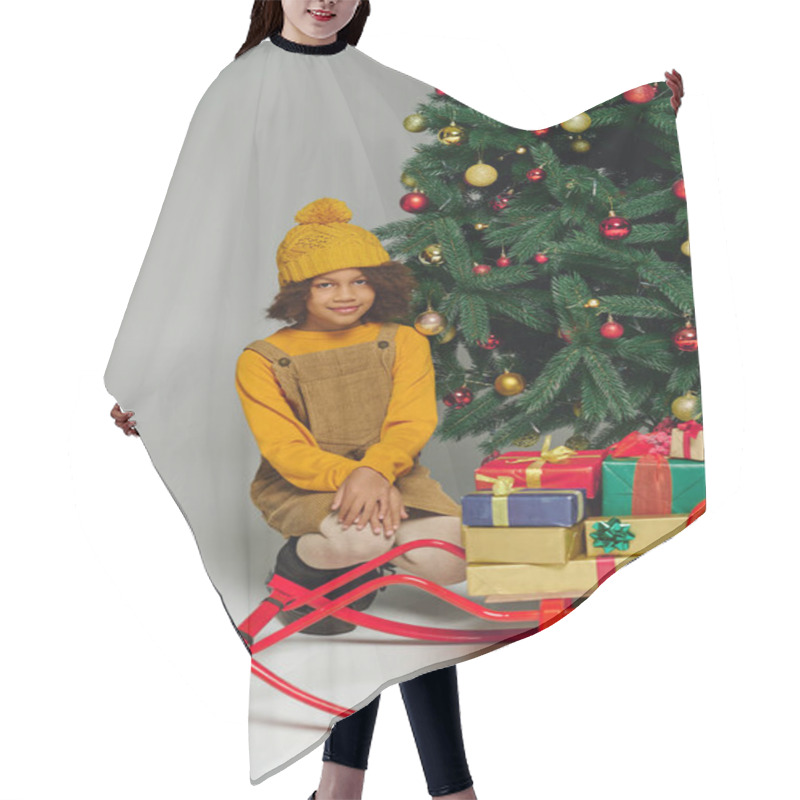 Personality  Little Girl In A Cozy Outfit Smiles Next To A Beautifully Adorned Christmas Tree And Presents. Hair Cutting Cape