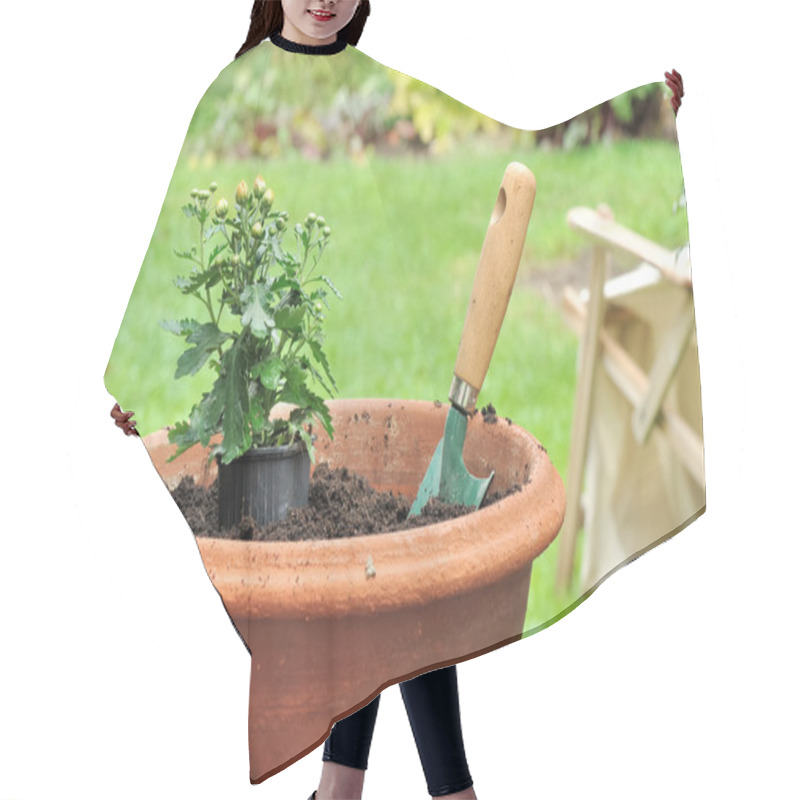 Personality  Potting A Seedling In A Pot Of Daisies Hair Cutting Cape