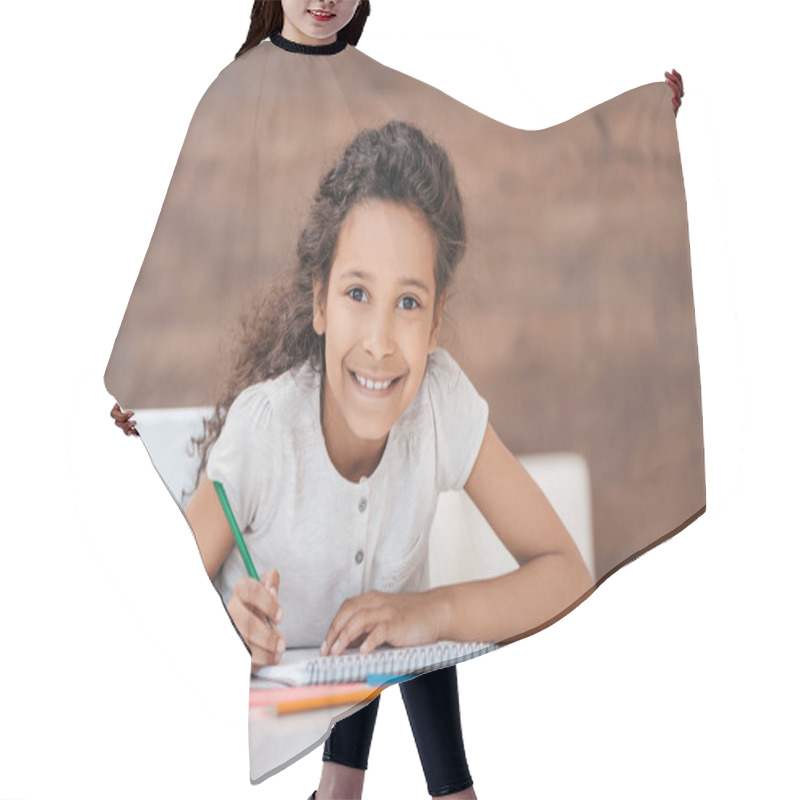 Personality  Girl Drawing At Home Hair Cutting Cape