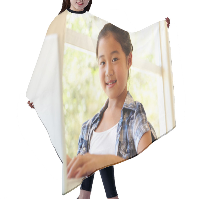 Personality  Young Girl Using Laptop Hair Cutting Cape