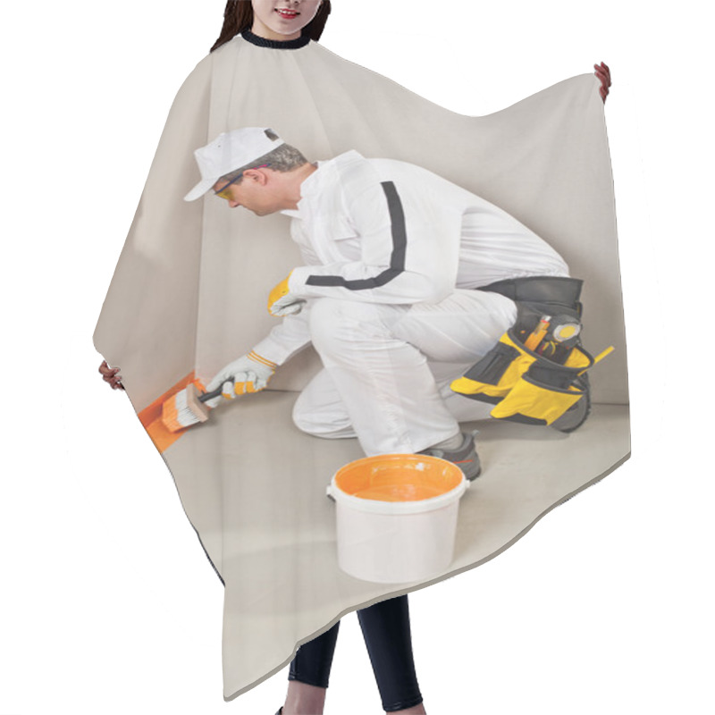 Personality  Worker With Brush Waterproofing Around The Wall And Floor Hair Cutting Cape