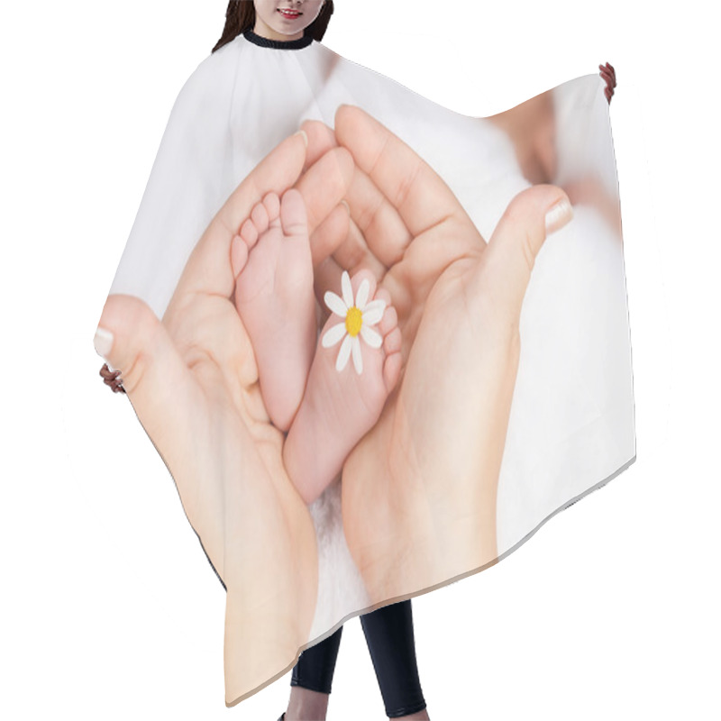 Personality  Lovely Infant Foot With Little White Daisy Hair Cutting Cape