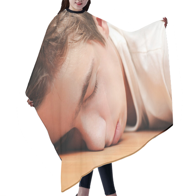 Personality  Young Man Sleeping Hair Cutting Cape