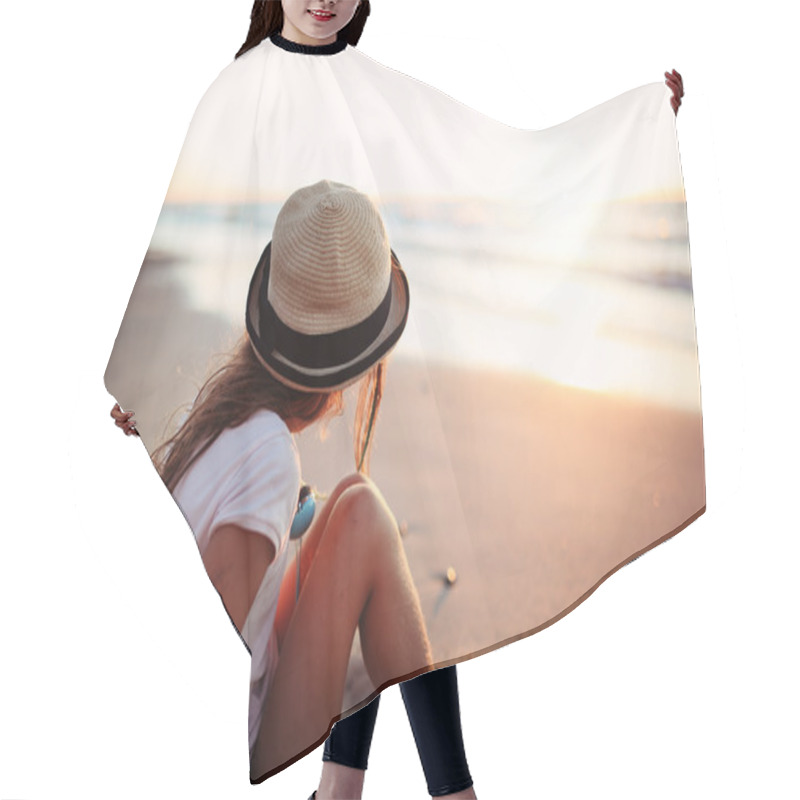 Personality  Girl In A Hat Sitting On The Seashore Hair Cutting Cape