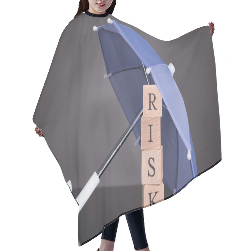 Personality  Risk Wooden Blocks Under Umbrella Hair Cutting Cape