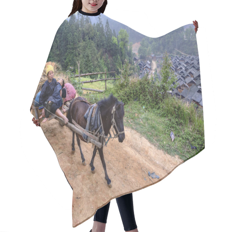 Personality  Horse Carries Wagon With Asian Peasants, Women Farmers And Child Hair Cutting Cape