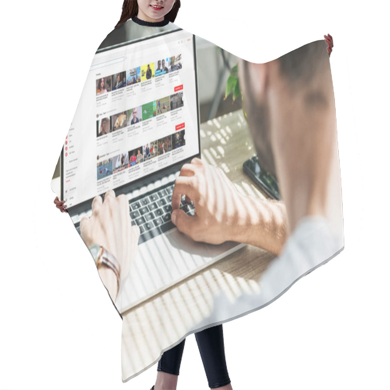 Personality  Back View Of Man Using Laptop With Youtube Website On Screen Hair Cutting Cape