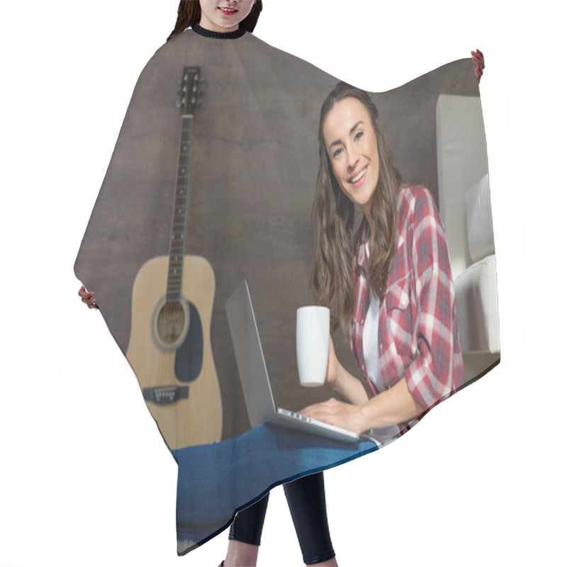 Personality  Young Woman Using Laptop Hair Cutting Cape