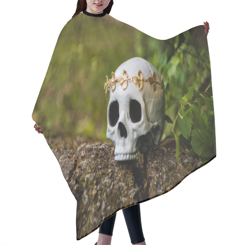 Personality  Human Skeleton Skull Of King Or Queen Wearing Royal Gold Leaf Crown Hair Cutting Cape