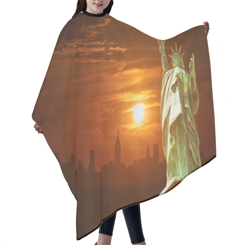 Personality  The Statue Of Liberty Of New York Manhattan View Of Manhattan New York City Sunset On The Background Hair Cutting Cape