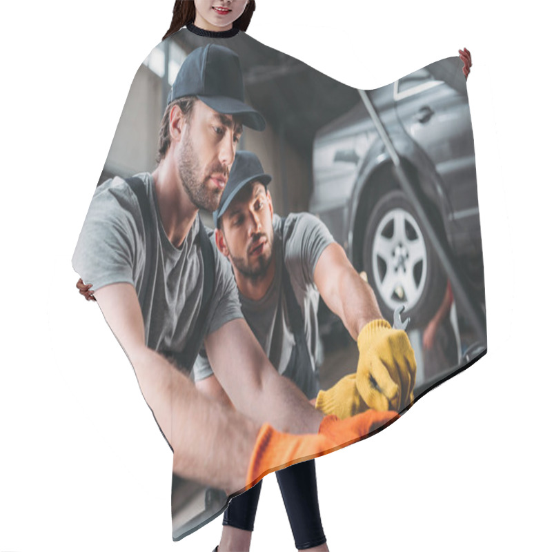 Personality  Manual Workers Repairing Car In Mechanic Shop Hair Cutting Cape