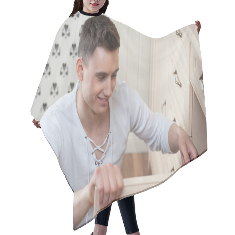 Personality  Young Man Assembling Furniture Hair Cutting Cape