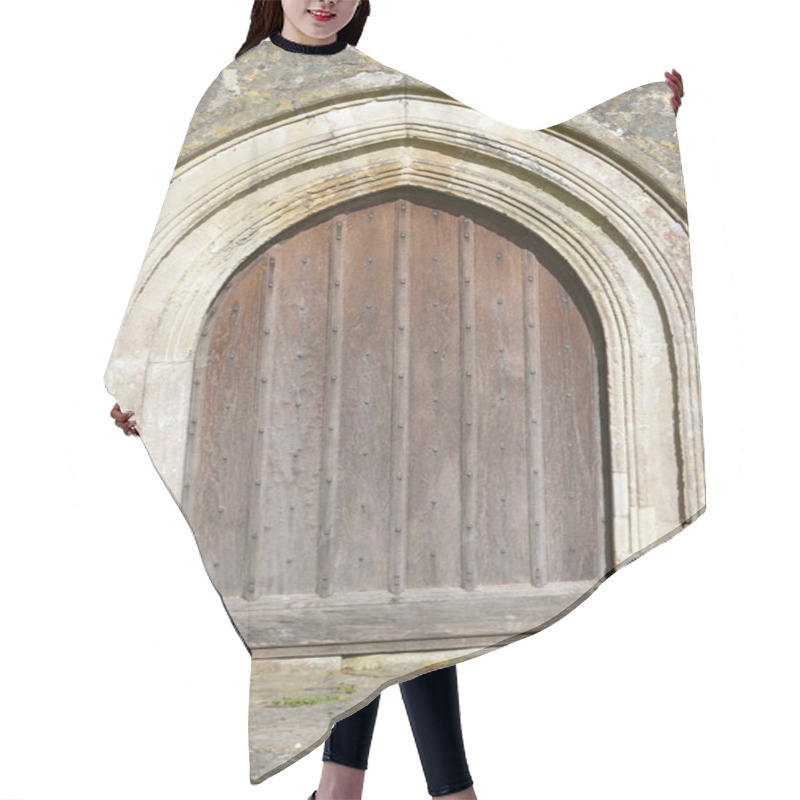 Personality  Oak Door Background Hair Cutting Cape