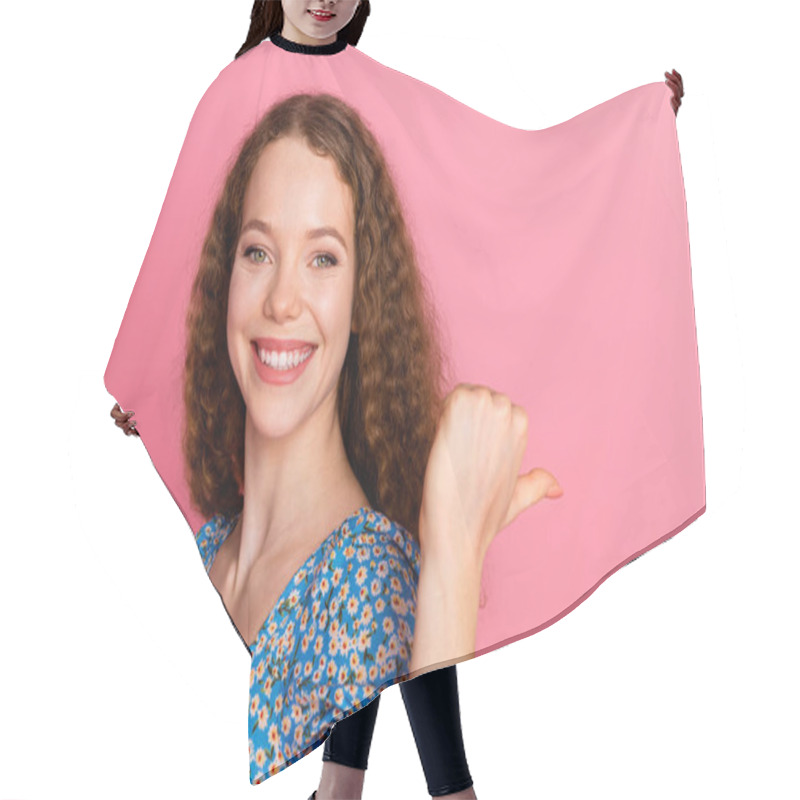 Personality  A Cheerful Woman With Curly Hair Smiling Warmly While Gesturing With Her Thumb. She Stands Against A Vivid Pink Backdrop, Creating A Lively And Positive Atmosphere. Hair Cutting Cape