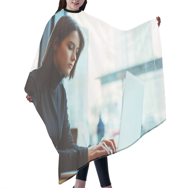 Personality  Woman Look Around And Smile While Work In Cafe On Her Laptop. Portrait Of Stylish Smiling Woman In Winter Clothes Work At Laptop. Female Bussiness Style With Sun. - Image Hair Cutting Cape