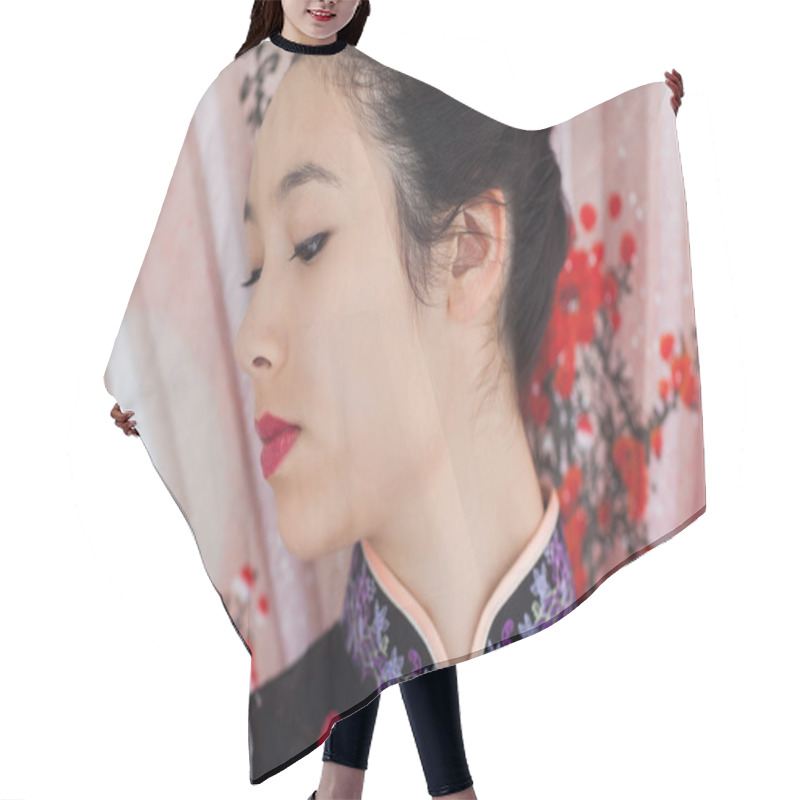 Personality  Beautiful Woman Wearing Traditional Asian Clothing Hair Cutting Cape