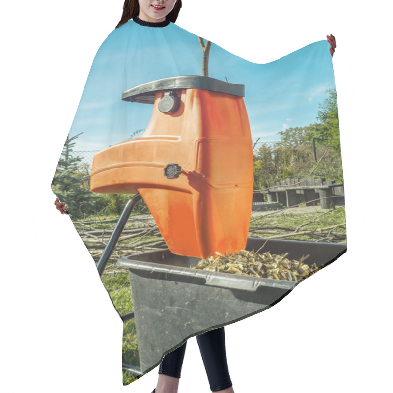 Personality  Wood Shredder With Wood Chips Hair Cutting Cape