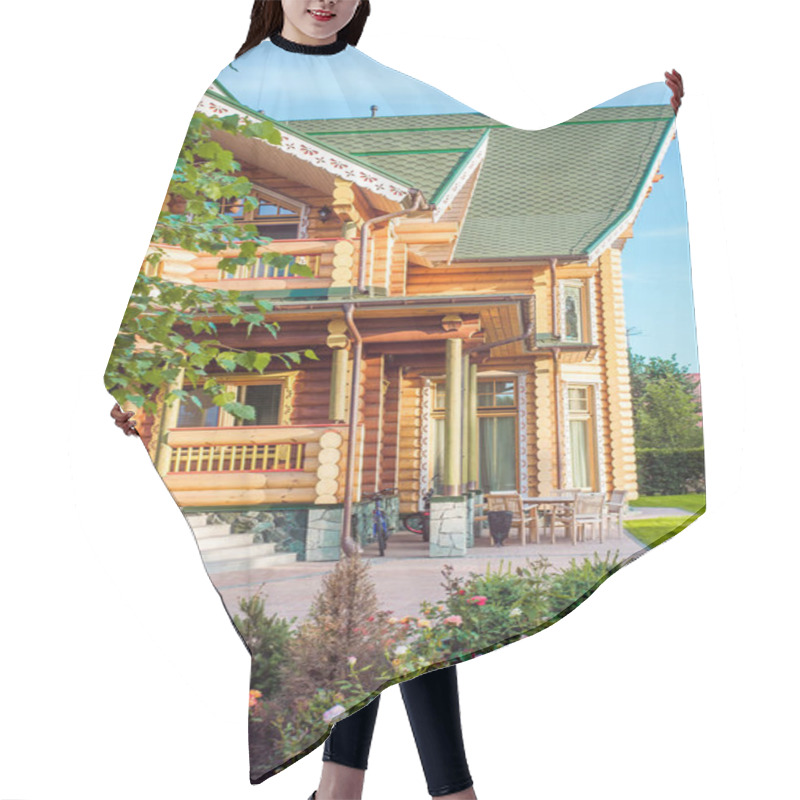 Personality  Details Of Wooden Country House Hair Cutting Cape