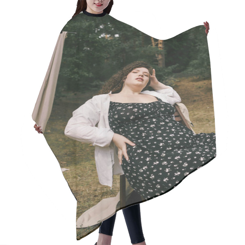 Personality  A Confident Plus Size Woman Relaxes In A Sunny Field, Embracing The Beauty Of Nature Around Her. Hair Cutting Cape