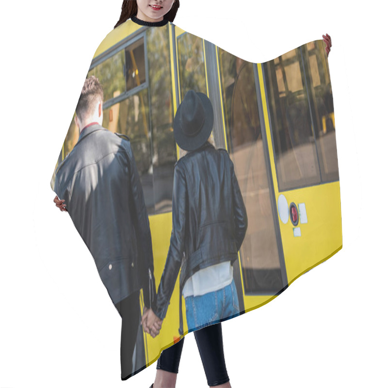 Personality  Couple Entering Bus Hair Cutting Cape