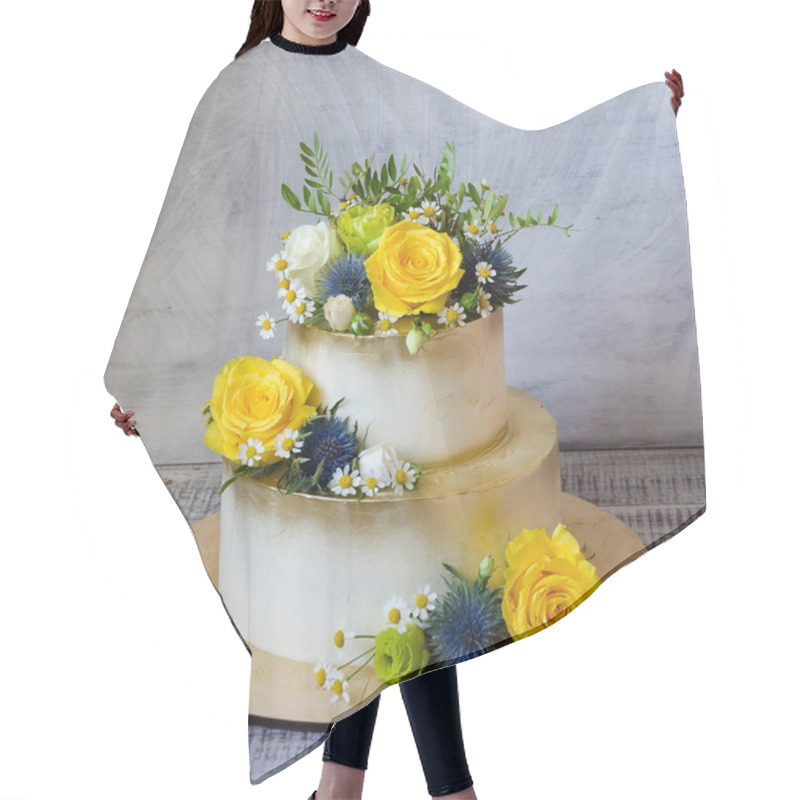 Personality  Two Layered Gilded Wedding Cake With Flowers Hair Cutting Cape