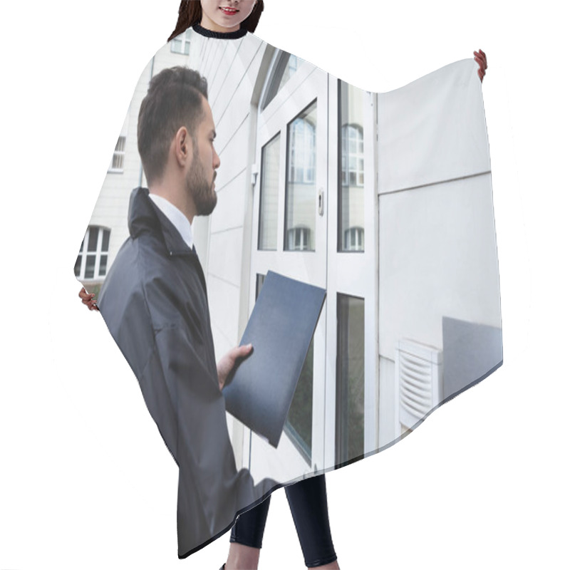 Personality  Man Standing At The Entrance Of The House Pressing The Door Bell Hair Cutting Cape