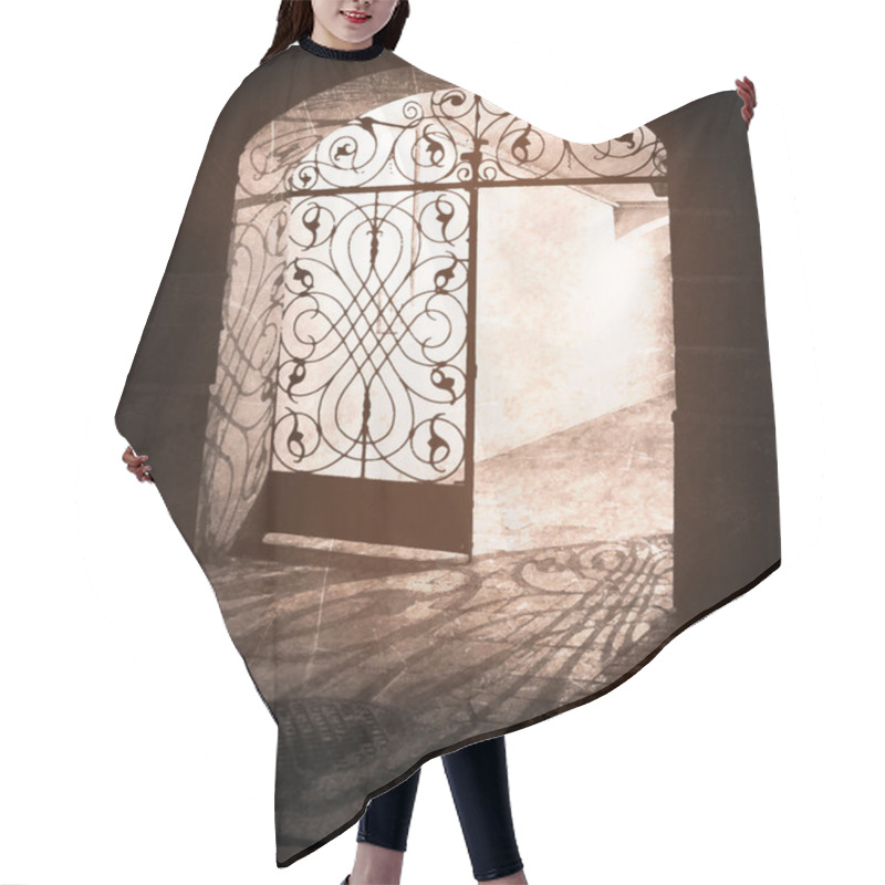 Personality  Gate In The City Hair Cutting Cape