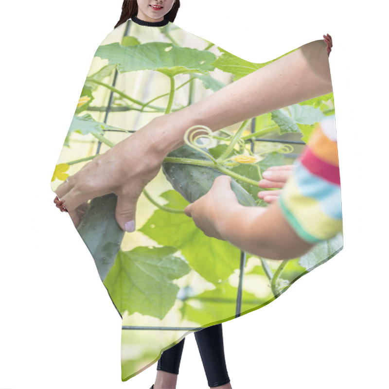 Personality  Mother And Child Picking Cucumbers Hair Cutting Cape