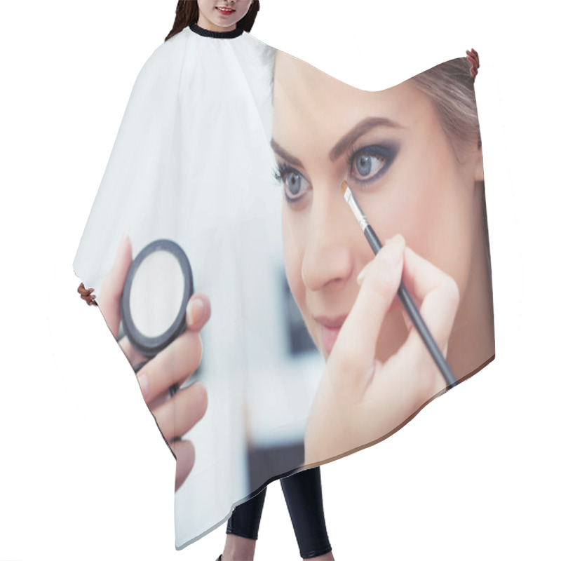 Personality  Applying White Eyeshadow Hair Cutting Cape