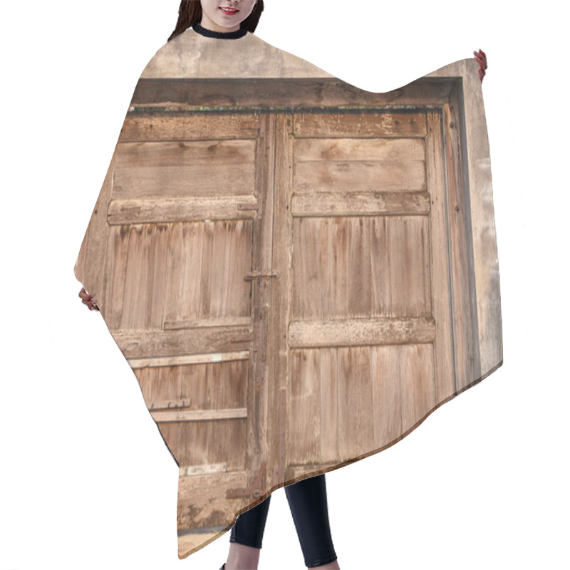 Personality  Old Wooden Door On The Wall Hair Cutting Cape