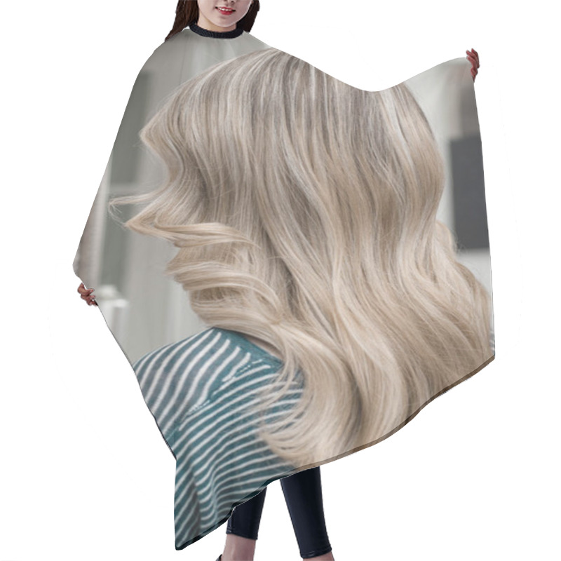 Personality  Blonde Girl With Long Hair With Wave Hairstyle Hair Cutting Cape