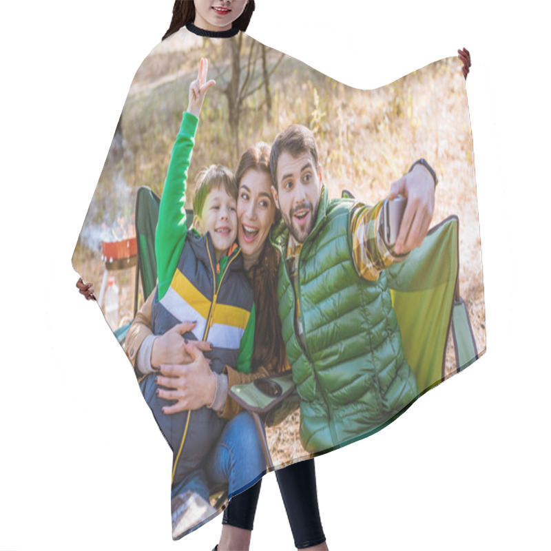 Personality  Happy Family Taking Selfie Hair Cutting Cape