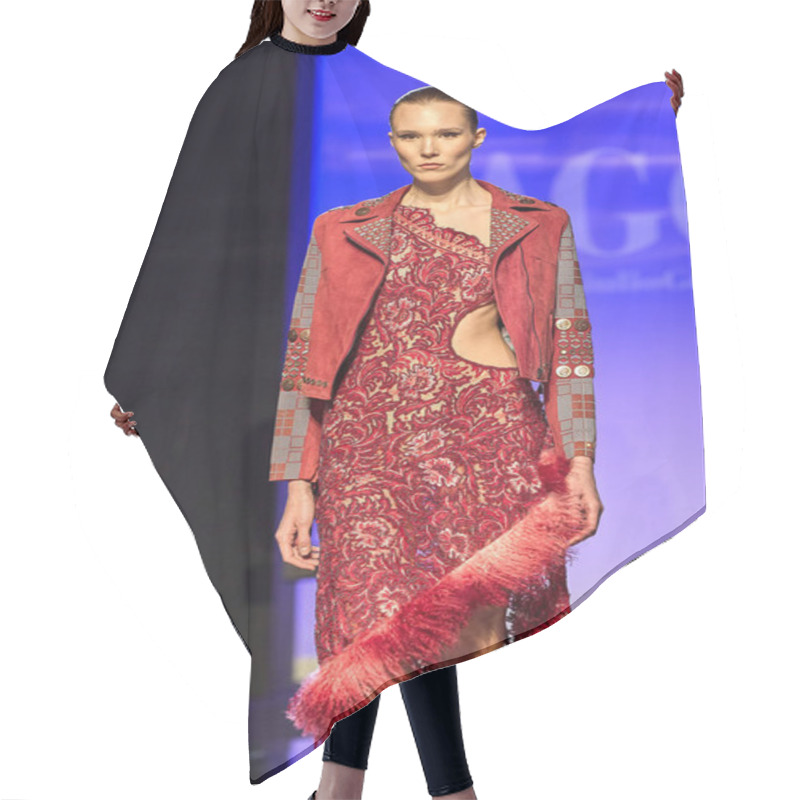 Personality  AGG Anton Giulio Grande - Runway - Milan Fashion Week - Womenswear Fall/Winter 2024-2025MILAN, ITALY - FEBRUARY 20: The Runway At The AGG Fashion Show During The Milan Fashion Week Womenswear . (Photo By Mauro Di Bonaventura ) Hair Cutting Cape