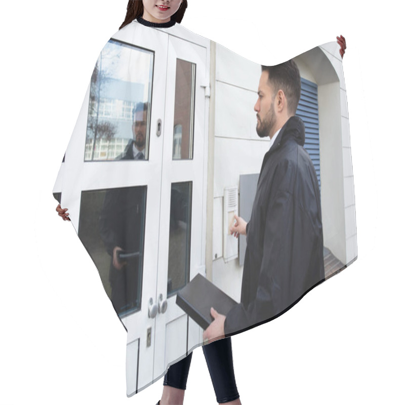 Personality  Man Standing At The Entrance Of The House Pressing The Door Bell Hair Cutting Cape