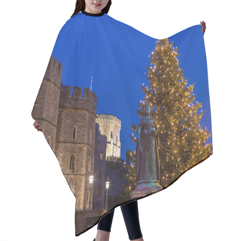 Personality  Windsor, UK - November 28th 2021: A Beautifully Illuminated Christmas Tree Outisde The Historic Windsor Castle In Windsor, Berkshire, UK. Hair Cutting Cape