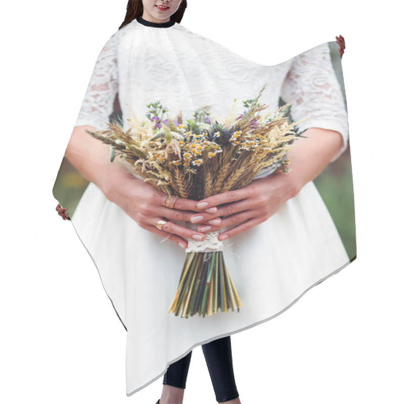 Personality  Bouquet Dried Flowers In Hands Of Bride Hair Cutting Cape