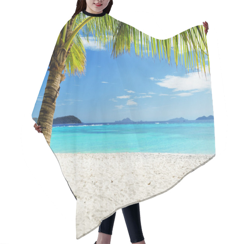 Personality  Green Tree On White Sand Beach Hair Cutting Cape