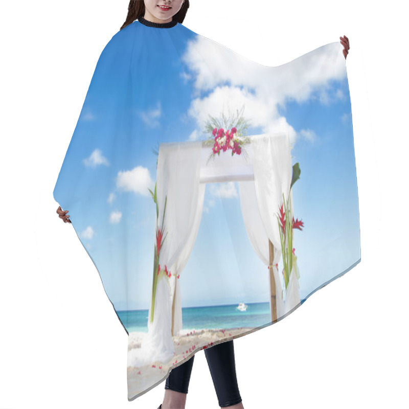 Personality  Wedding Arch Decarated With Flowers On Beach Hair Cutting Cape