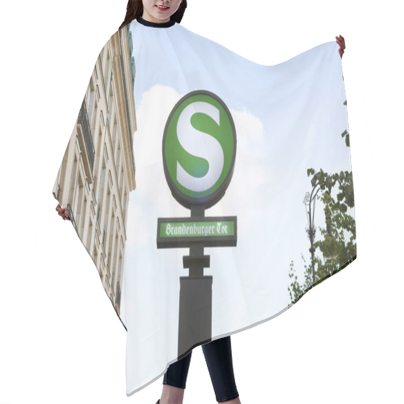 Personality  S-Bahn Schild Brandenburger Tor Berlin Hair Cutting Cape