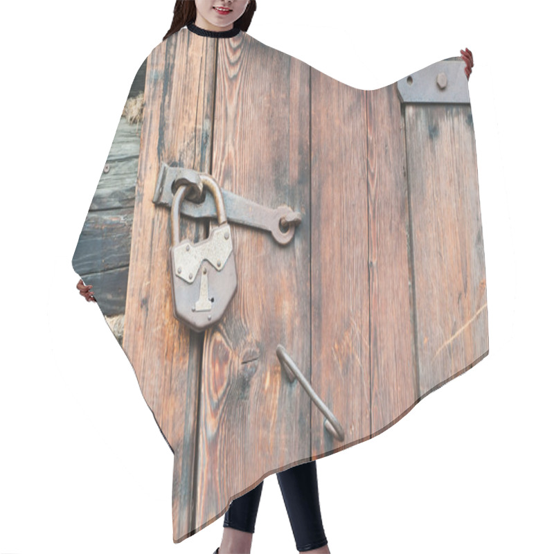 Personality  Old Wooden Door With Metallic Doorlock Hair Cutting Cape