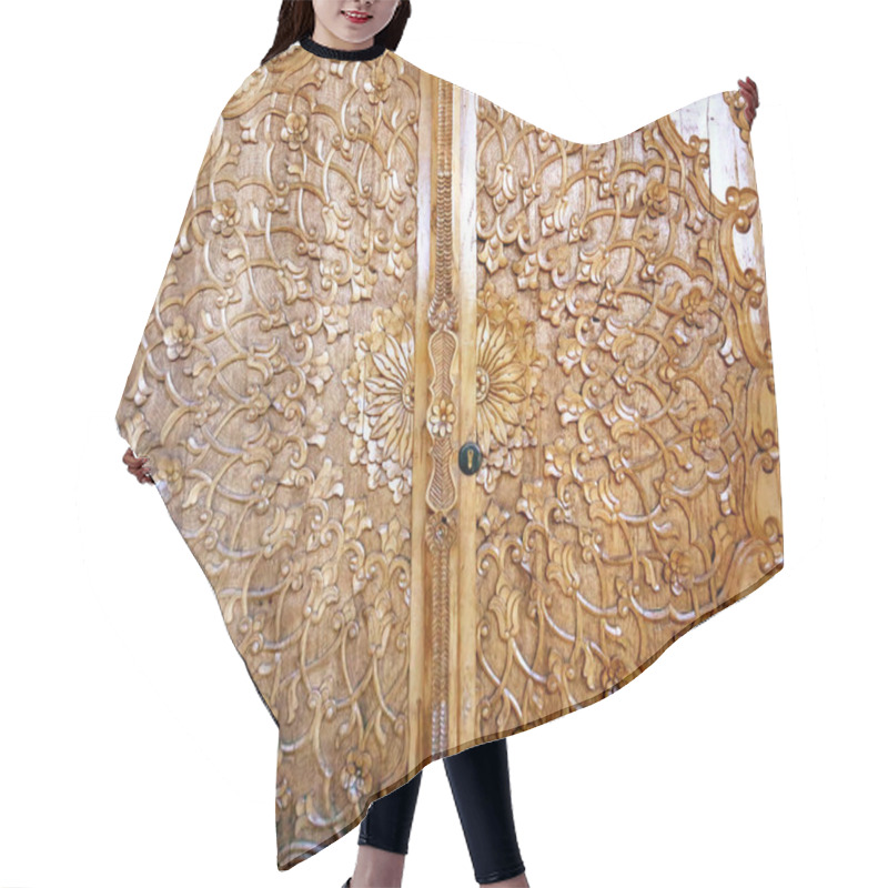 Personality  Photo Beautiful Natural Wooden Oriental Ornaments On The Walls Hair Cutting Cape