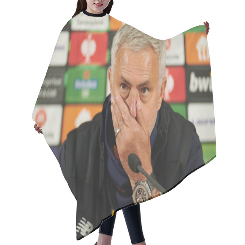 Personality  ZAPORIZHZHIA, UKRAINE - SEPTEMBER 28, 2021:  JOSE MOURINHO In Conference Press. The UEFA Conference League Match Between FC Zorya Luhansk Vs AC Roma Hair Cutting Cape