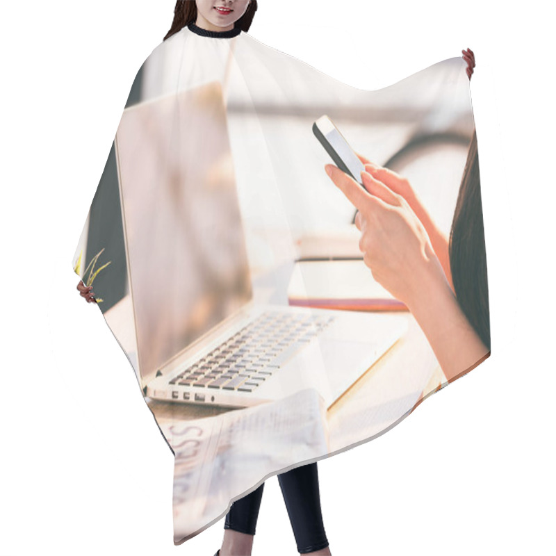 Personality  Businesswoman Working With Smartphone Hair Cutting Cape