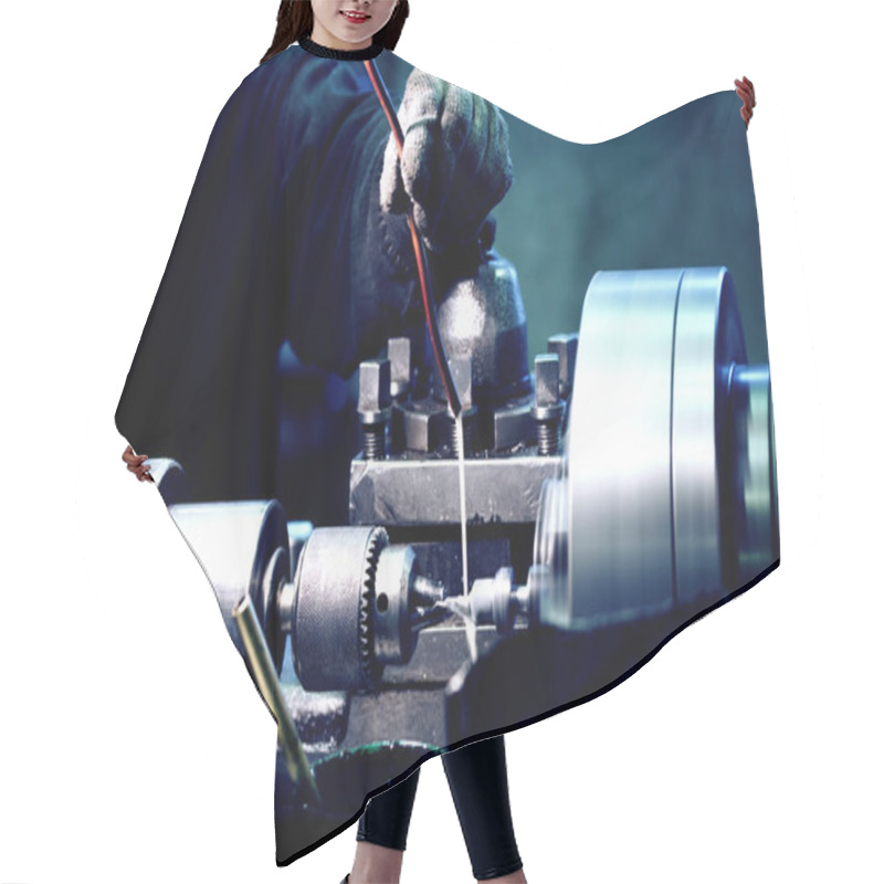 Personality  Turning Lathe In Workshop Hair Cutting Cape