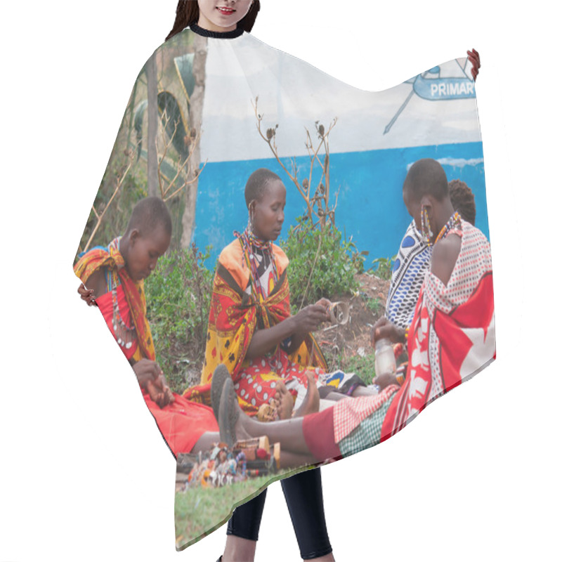 Personality  Maasai Women Makes Traditional Necklace Hair Cutting Cape