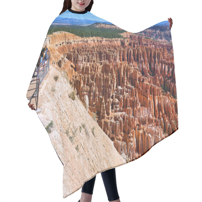 Personality  Tourists Looking At The Panorama At The Inspiration Point Lookout In The Bryce Canyon National Park. Utah USA - Date: 18 - 08 - 2023 Hair Cutting Cape